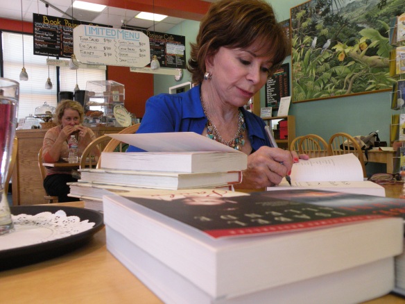 Isabel Allende firmando libros en su librería favorita Book Passage de Corte Madera. Foto: María A. Mejía