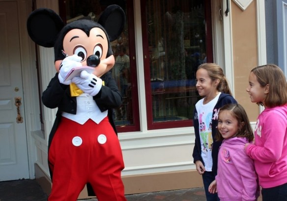 Isabel, Julia y Eugenia viajaron desde Argentina para conocer a Mickey Mouse.  Foto: María A. Mejía