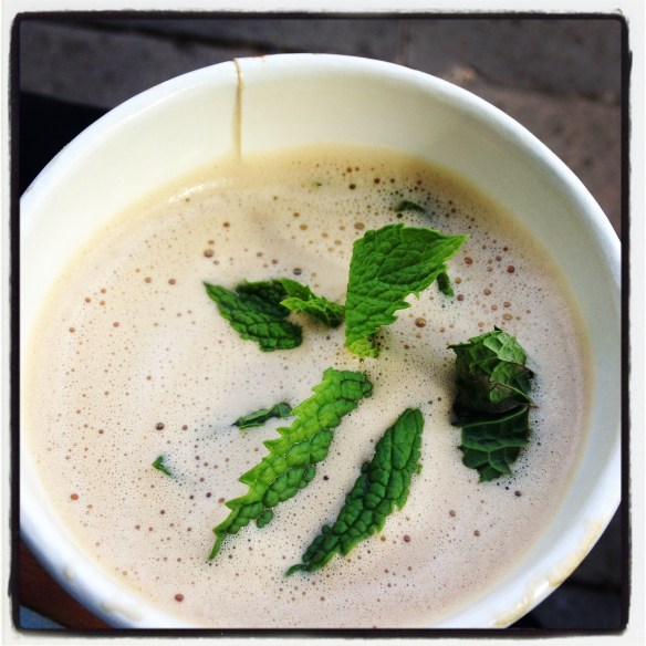 Café de Phil'z con hojas de menta. Foto: María A. Mejía