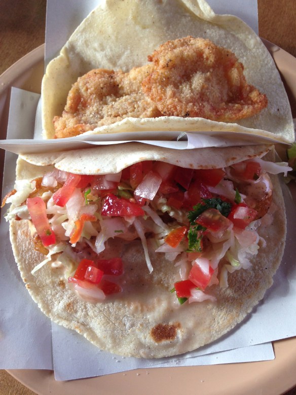 Un taco de pescado y uno de camarón de Don Zefe. Una delicia. Foto: María A. Mejía