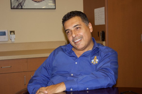 En su oficina de Stockton. Foto: Raúl Ayrala