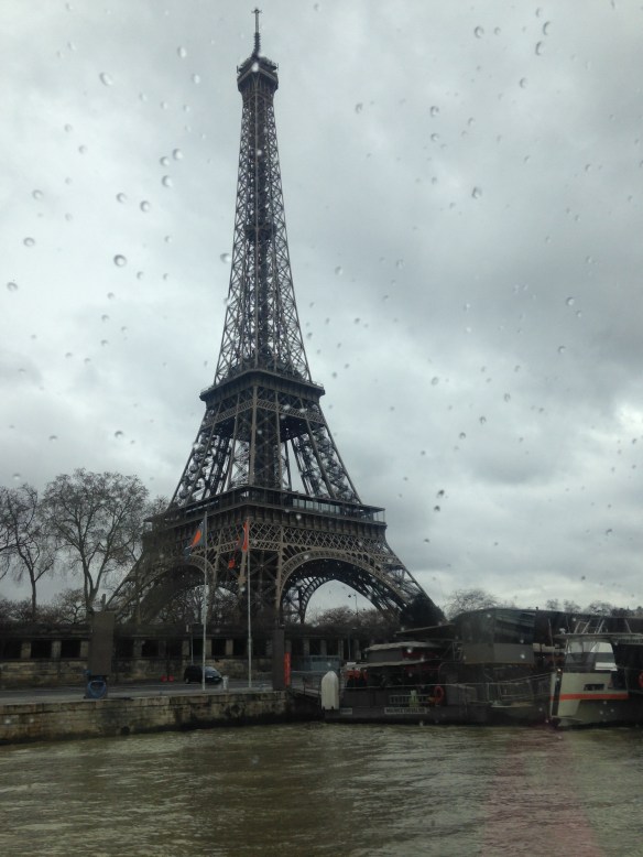 La Torre Eiffel en un día de lluvia. Foto: María A. Mejía